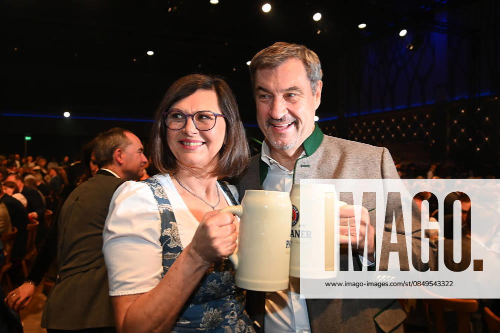 Ilse AIGNER (Landtagspraesidentin Bayern), Markus SOEDER (Ministerpraesident Bayern und CSU Vorsitzender).prosten sich zu mit Masskruegen. Salvator Starkbier Probe 2026 auf dem Nockherberg in Muenchen am 04.03.2026,