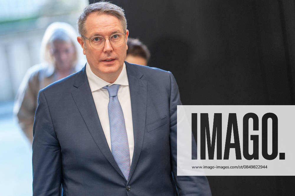 Alexander Schweitzer, Ministerpräsident Rheinland-Pfalz, bei seiner Ankunft im Bundesratsgebäude;Konferenz der Regierungschefs der Länder Ministerpräsidentenkonferenz unter Führung von Rheinland-Pfalz im Gebäude des Bundesrats, Berlin Berlin Deutschland Bundesrat