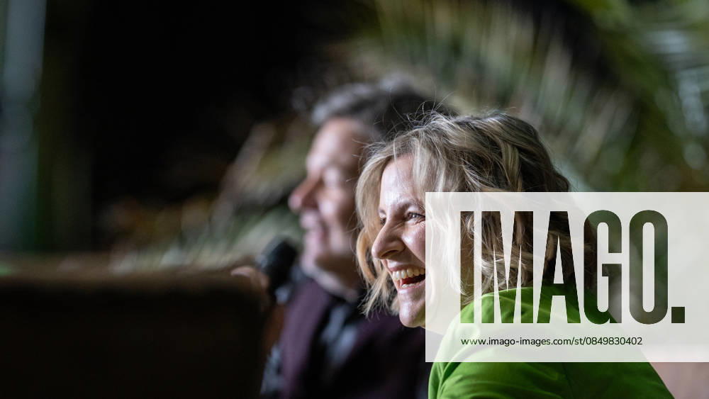 Ehemaliger Bundeswirtschaftsminister Robert Habeck im Wahlkampf zur Landtagswahl, mit Katrin Eder, Spitzenkandidatin und Ministerin für Klimaschutz, Umwelt, Energie und Mobilität des Landes Rheinland-Pfalz;Wahlkampfveranstaltung der Grünen in Mainz Aufzeichnung Podcast Habeck live!, Mainz Rheinland-Pfalz Deutschland Halle 45 Eventlocation