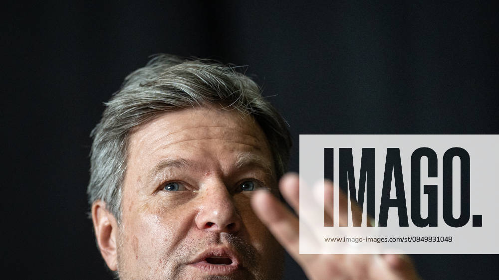 Ehemaliger Bundeswirtschaftsminister Robert Habeck im Wahlkampf zur Landtagswahl;Wahlkampfveranstaltung der Grünen in Mainz Aufzeichnung Podcast Habeck live!, Mainz Rheinland-Pfalz Deutschland Halle 45 Eventlocation