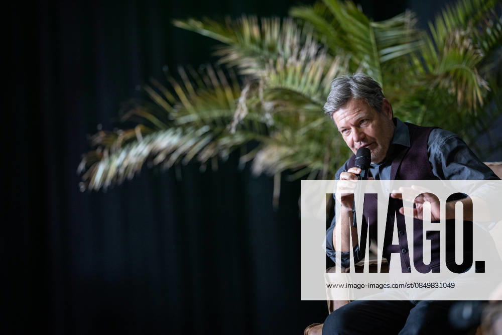 Ehemaliger Bundeswirtschaftsminister Robert Habeck im Wahlkampf zur Landtagswahl;Wahlkampfveranstaltung der Grünen in Mainz Aufzeichnung Podcast Habeck live!, Mainz Rheinland-Pfalz Deutschland Halle 45 Eventlocation