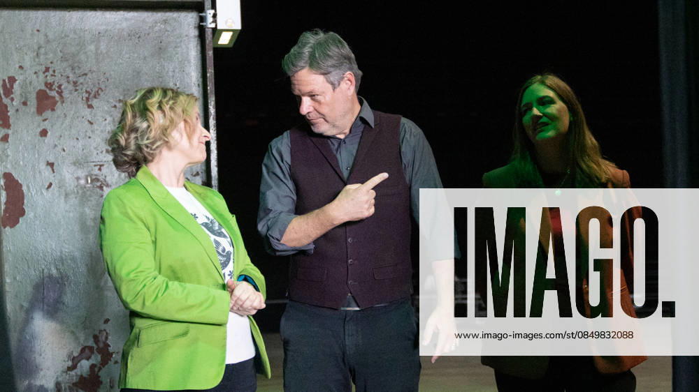 Ehemaliger Bundeswirtschaftsminister Robert Habeck im Wahlkampf zur Landtagswahl, mit Katrin Eder, Spitzenkandidatin und Ministerin für Klimaschutz, Umwelt, Energie und Mobilität des Landes Rheinland-Pfalz (grüne Jacke) und Katharina Binz, Ministerin für Familie, Frauen, Kultur und Integration des sowie stellvertretende Ministerpräsidentin des Landes Rheinland-Pfalz (rote Jacke);Wahlkampfveranstaltung der Grünen in Mainz Aufzeichnung Podcast Habeck live!, Mainz Rheinland-Pfalz Deutschland Halle 45 Eventlocation