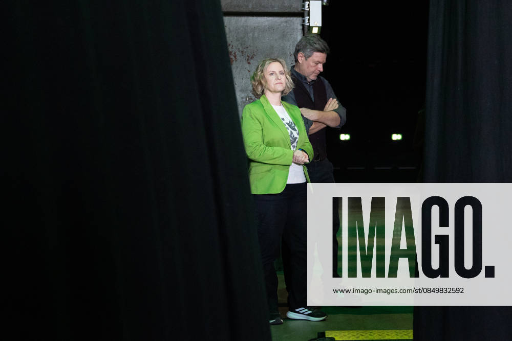 Ehemaliger Bundeswirtschaftsminister Robert Habeck im Wahlkampf zur Landtagswahl, mit Katrin Eder, Spitzenkandidatin und Ministerin für Klimaschutz, Umwelt, Energie und Mobilität des Landes Rheinland-Pfalz;Wahlkampfveranstaltung der Grünen in Mainz Aufzeichnung Podcast Habeck live!, Mainz Rheinland-Pfalz Deutschland Halle 45 Eventlocation