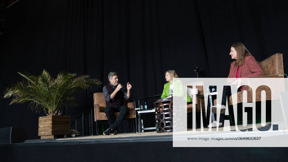 Ehemaliger Bundeswirtschaftsminister Robert Habeck im Wahlkampf zur Landtagswahl, mit Katrin Eder, Spitzenkandidatin und Ministerin für Klimaschutz, Umwelt, Energie und Mobilität des Landes Rheinland-Pfalz (grüne Jacke) und Katharina Binz, Ministerin für Familie, Frauen, Kultur und Integration des sowie stellvertretende Ministerpräsidentin des Landes Rheinland-Pfalz (rote Jacke);Wahlkampfveranstaltung der Grünen in Mainz Aufzeichnung Podcast Habeck live!, Mainz Rheinland-Pfalz Deutschland Halle 45 Eventlocation