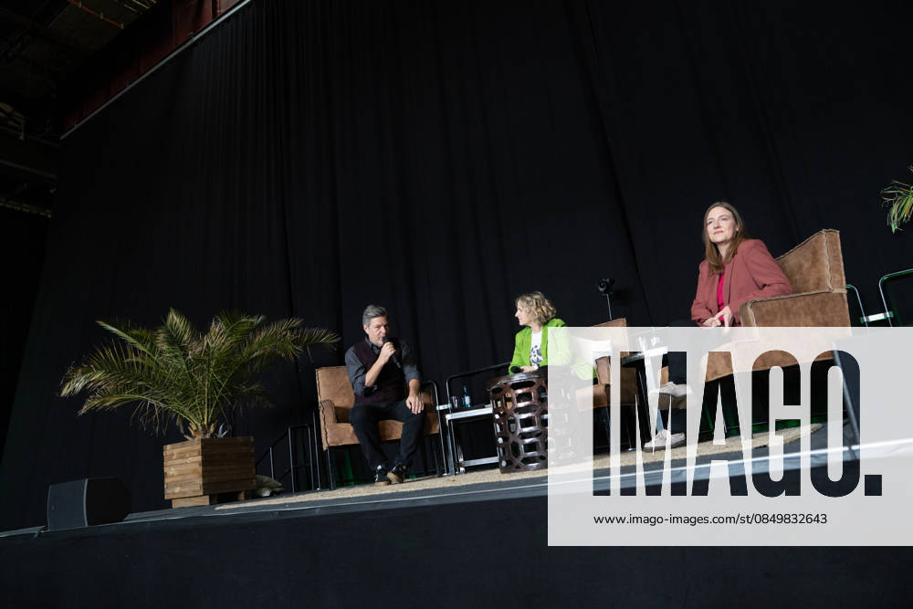 Ehemaliger Bundeswirtschaftsminister Robert Habeck im Wahlkampf zur Landtagswahl, mit Katrin Eder, Spitzenkandidatin und Ministerin für Klimaschutz, Umwelt, Energie und Mobilität des Landes Rheinland-Pfalz (grüne Jacke) und Katharina Binz, Ministerin für Familie, Frauen, Kultur und Integration des sowie stellvertretende Ministerpräsidentin des Landes Rheinland-Pfalz (rote Jacke);Wahlkampfveranstaltung der Grünen in Mainz Aufzeichnung Podcast Habeck live!, Mainz Rheinland-Pfalz Deutschland Halle 45 Eventlocation