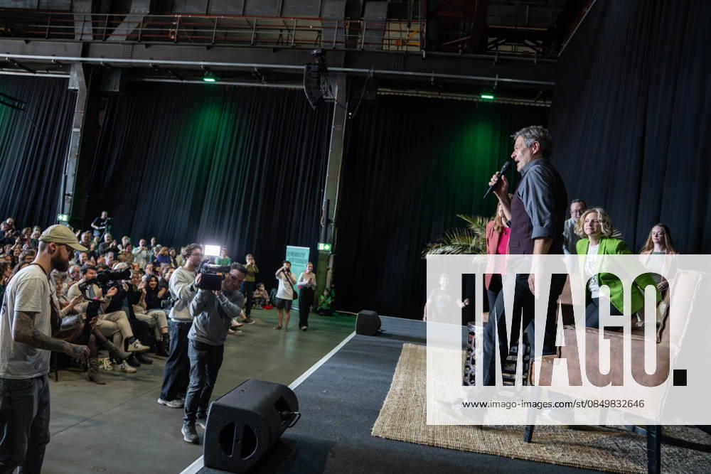 Ehemaliger Bundeswirtschaftsminister Robert Habeck im Wahlkampf zur Landtagswahl;Wahlkampfveranstaltung der Grünen in Mainz Aufzeichnung Podcast Habeck live!, Mainz Rheinland-Pfalz Deutschland Halle 45 Eventlocation