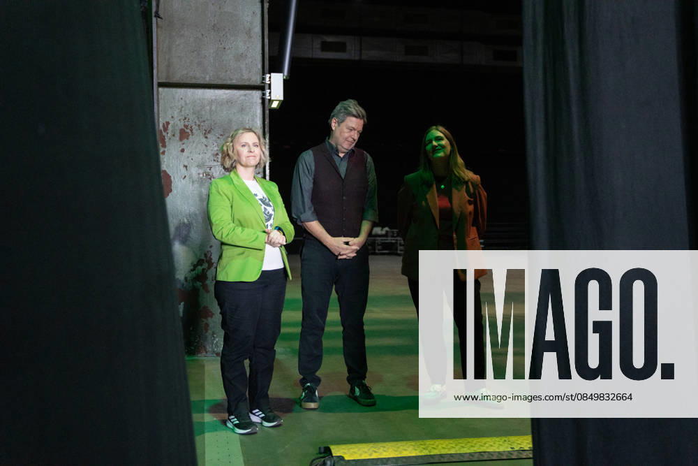 Ehemaliger Bundeswirtschaftsminister Robert Habeck im Wahlkampf zur Landtagswahl, mit Katrin Eder, Spitzenkandidatin und Ministerin für Klimaschutz, Umwelt, Energie und Mobilität des Landes Rheinland-Pfalz (grüne Jacke) und Katharina Binz, Ministerin für Familie, Frauen, Kultur und Integration des sowie stellvertretende Ministerpräsidentin des Landes Rheinland-Pfalz (rote Jacke);Wahlkampfveranstaltung der Grünen in Mainz Aufzeichnung Podcast Habeck live!, Mainz Rheinland-Pfalz Deutschland Halle 45 Eventlocation