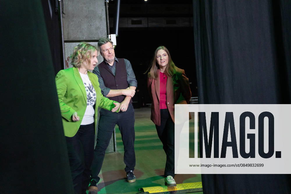 Ehemaliger Bundeswirtschaftsminister Robert Habeck im Wahlkampf zur Landtagswahl, mit Katrin Eder, Spitzenkandidatin und Ministerin für Klimaschutz, Umwelt, Energie und Mobilität des Landes Rheinland-Pfalz (grüne Jacke) und Katharina Binz, Ministerin für Familie, Frauen, Kultur und Integration des sowie stellvertretende Ministerpräsidentin des Landes Rheinland-Pfalz (rote Jacke);Wahlkampfveranstaltung der Grünen in Mainz Aufzeichnung Podcast Habeck live!, Mainz Rheinland-Pfalz Deutschland Halle 45 Eventlocation
