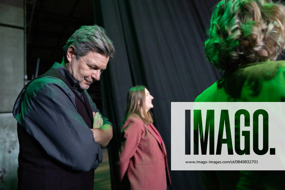 Ehemaliger Bundeswirtschaftsminister Robert Habeck im Wahlkampf zur Landtagswahl, mit Katrin Eder, Spitzenkandidatin und Ministerin für Klimaschutz, Umwelt, Energie und Mobilität des Landes Rheinland-Pfalz (grüne Jacke) und Katharina Binz, Ministerin für Familie, Frauen, Kultur und Integration des sowie stellvertretende Ministerpräsidentin des Landes Rheinland-Pfalz (rote Jacke);Wahlkampfveranstaltung der Grünen in Mainz Aufzeichnung Podcast Habeck live!, Mainz Rheinland-Pfalz Deutschland Halle 45 Eventlocation