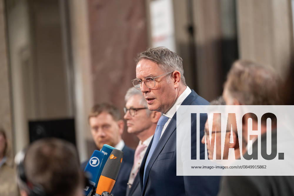 Michael Kretschmer, Ministerpräsident Sachsen, Ralph Spiegler, Deutscher Städte- und Gemeindebund, Alexander Schweitzer, Ministerpräsident Rheinland-Pfalz, Achim Brötel, Präsident Deutscher Landkreistag, Burkhard Jung, Oberbürgermeister Leipzig (von links);Konferenz der Regierungschefs der Länder Ministerpräsidentenkonferenz unter Führung von Rheinland-Pfalz im Gebäude des Bundesrats, Berlin Berlin Deutschland Bundesrat