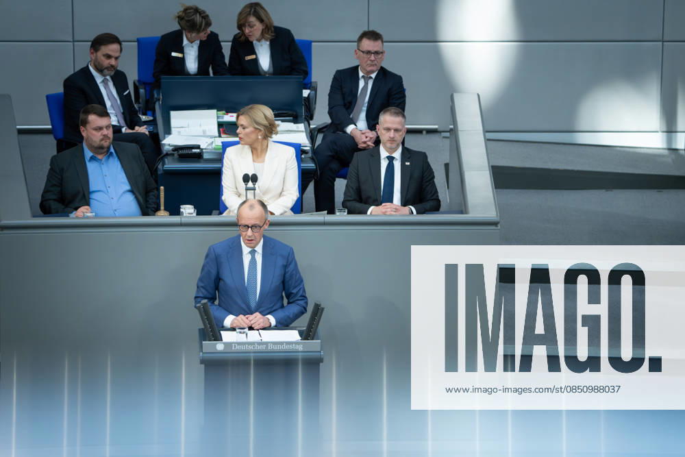 Deutscher Bundestag, 64. Plenarsitzung Deutscher Bundestag, 64. PBundeskanzler Friedrich Merz (CDU) bei seiner Regierungserklaerung zum Europaeischen Rat und dem Praesidium im Hintergrund, bei der 64. Sitzung des Deutschen Bundestag in Berlin, 18.03.2026l Berlin Berlin Deutschland