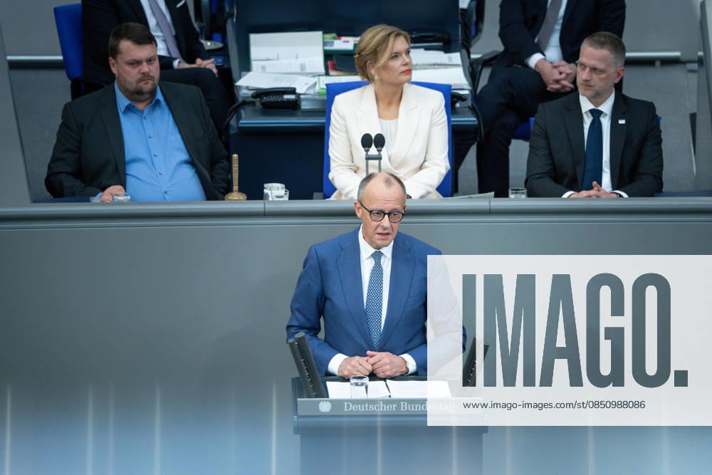 Deutscher Bundestag, 64. Plenarsitzung Deutscher Bundestag, 64. PBundeskanzler Friedrich Merz (CDU) bei seiner Regierungserklaerung zum Europaeischen Rat und dem Praesidium im Hintergrund, bei der 64. Sitzung des Deutschen Bundestag in Berlin, 18.03.2026lenarsitzung Berlin Berlin Deutschland