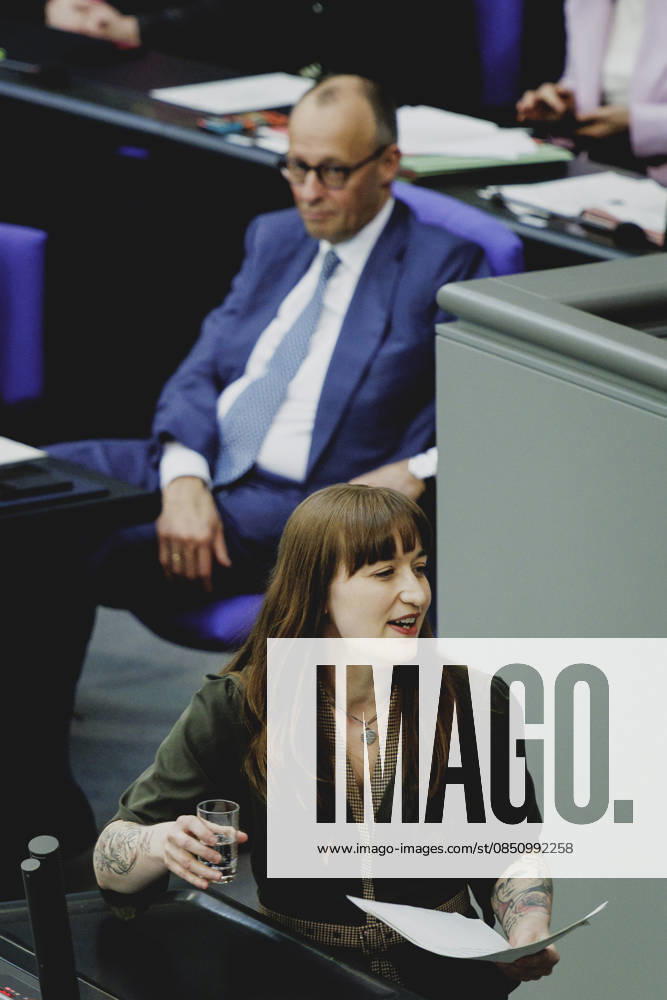 (L-R) Friedrich Merz (CDU), Bundeskanzler, und Heidi Reichinnek, Mitglied des Deutschen Bundestages (Die Linke), aufgenommen im Rahmen der Debatte zur Regierungserklaerung im Deutschen Bundestag in Berlin, 18.03.2026. Berlin Deutschland