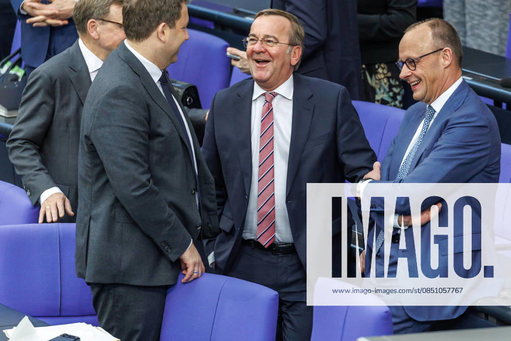 Bundestag Lars Klingbeil (SPD), Bundesfinanzminister, Boris Pistorius (SPD), Bundesminister der Verteidigung und Bundeskanzler Friedrich Merz (CDU), im Deutschen Bundestag am 18.03.26 in Berlin. Berlin Berlin Deutschland Bundestag