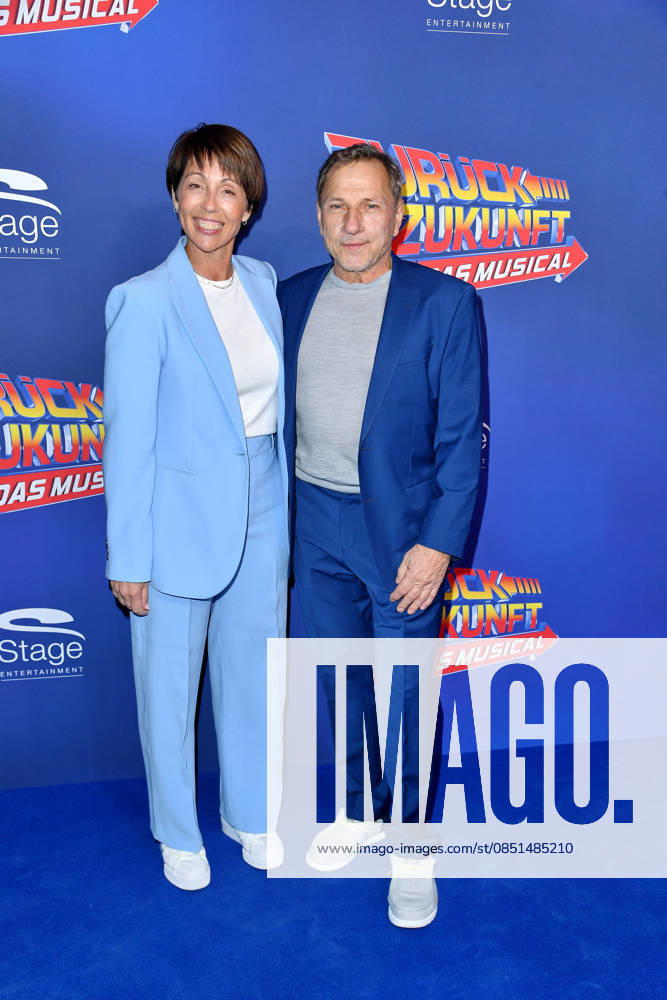 Richy Mueller mit Ehefrau Christl Stumhofer bei der Deutschlandpremiere von Zurück in die Zukunft Das Musical im Stage Operettenhaus in Hamburg am 22.03.2026