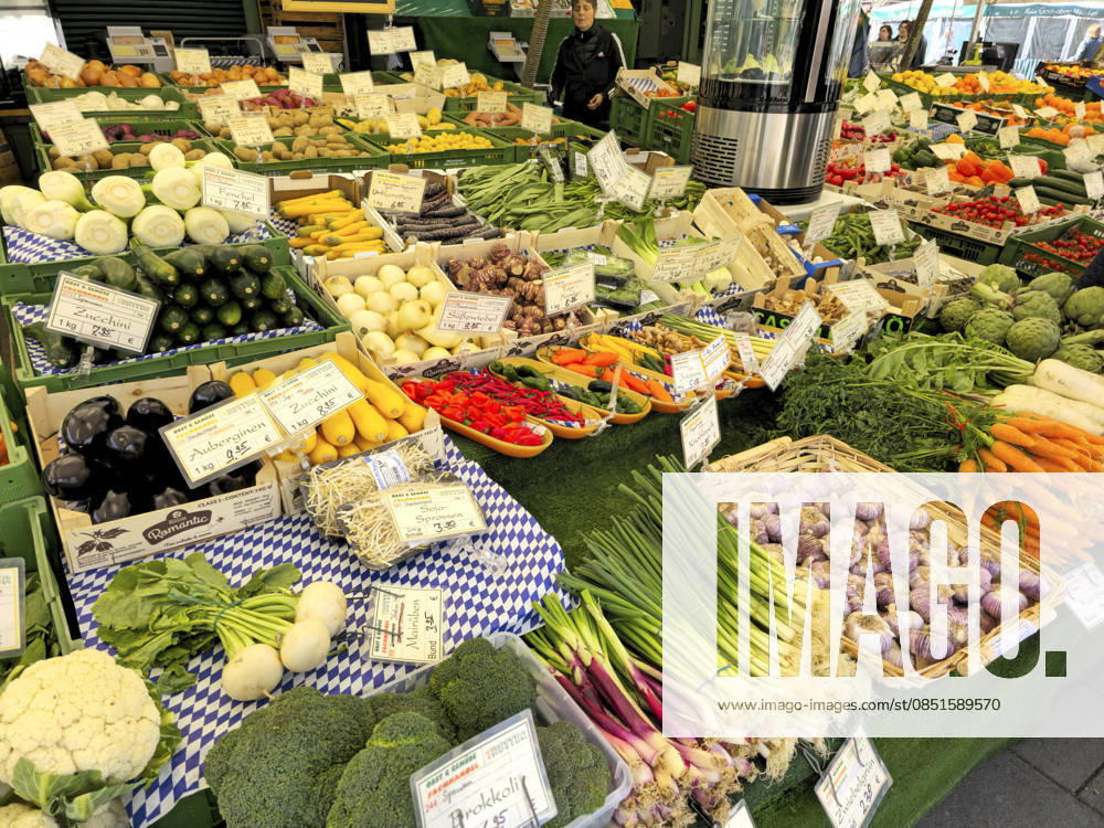 Obst- und Gemüsemarkt auf dem Viktualienmarkt in München Die Auslage von einem Obst- und Gemüsehändler auf dem Viktualienmarkt in München mit frischer Ware - NUR FÜR REDAKTIONELLE VERWENDUNG -