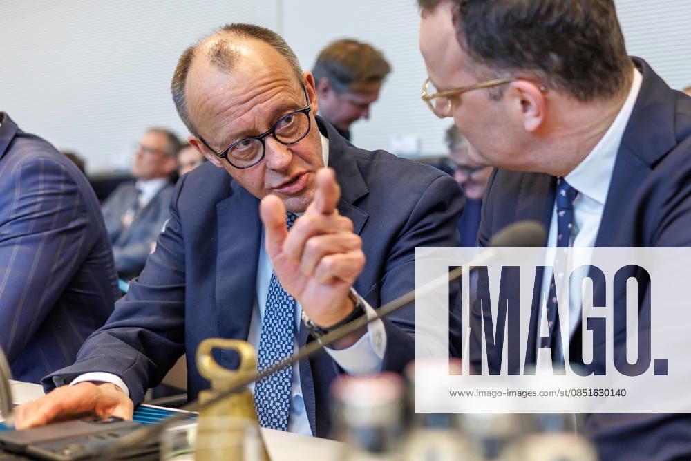 Fraktionssitzung CDU CSU Bundeskanzler Friedrich Merz (CDU) und Jens Spahn bei einer Fraktionssitzung am 24.03.26 in Berlin. Berlin Berlin Deutschland Bundestag