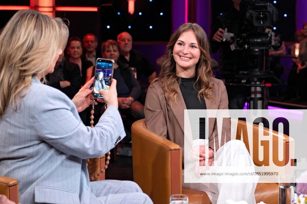 MDR - Riverboat. Moderatorin Kim Fisher und Julia Taubitz ( Doppelolympiasiegerin und Gesamtweltcupsiegerin im Rodeln ) anläßlich der Aufzeichnung der MDR - Talkshow Riverboat am 27.03.2026 in der Mediacity Leipzig. 20260327ADO0088