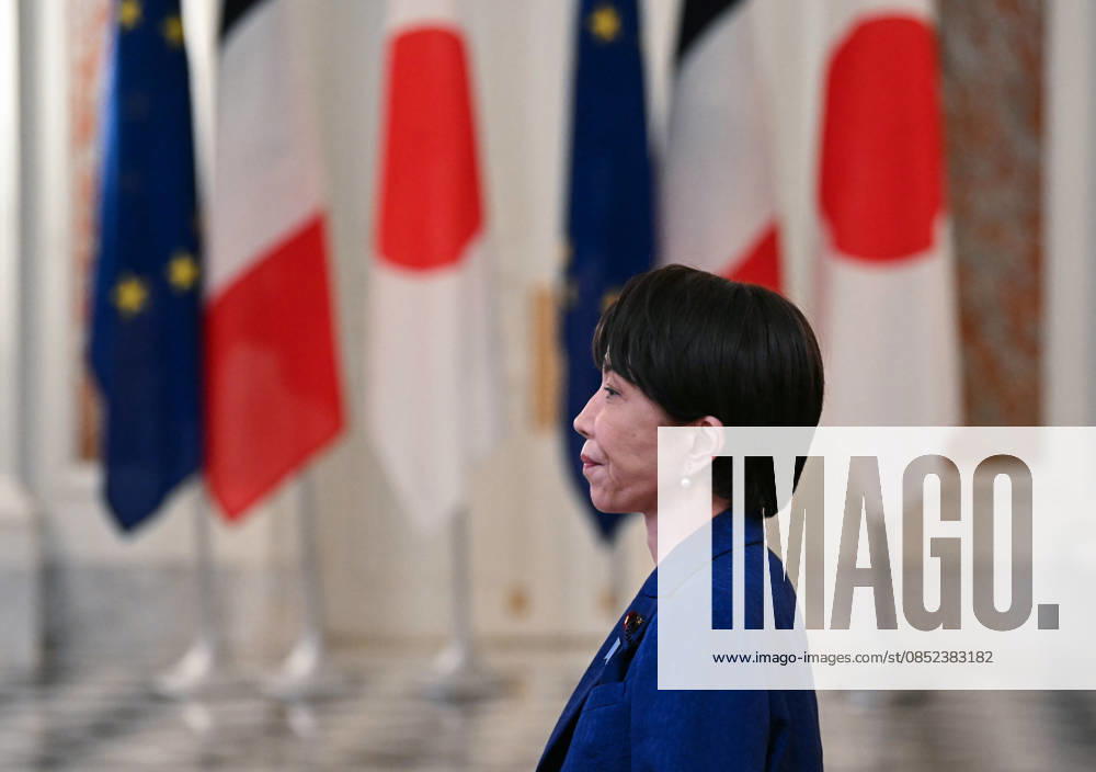 French President Emmanuel Macron in Tokyo TOKYO, JAPAN - APRIL 01: (--- – MANDATORY CREDIT - PHILIP FONG POOL AFP - NO MARKETING NO ADVERTISING CAMPAIGNS - DISTRIBUTED AS A SERVICE TO CLIENTS----) Japanese Prime Minister Sanae Takaichi waits to meet with French President Emmanuel Macron during a welcome ceremony at the Akasaka palace in Tokyo, Japan on April 01, 2026. Philip Fong Pool AFP Anadolu Tokyo Japan. Editorial use only. Please get in touch for any other usage.