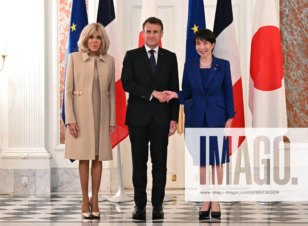 French President Emmanuel Macron in Tokyo TOKYO, JAPAN - APRIL 01: (--- – MANDATORY CREDIT - PHILIP FONG POOL AFP - NO MARKETING NO ADVERTISING CAMPAIGNS - DISTRIBUTED AS A SERVICE TO CLIENTS----) French President Emmanuel Macron (C) shakes hands with Japanese Prime Minister Sanae Takaichi as first lady Brigitte Macron (L) looks on during a Welcoming ceremony at the Akasaka palace in Tokyo, Japan on April 01, 2026. Philip Fong Pool AFP Anadolu Tokyo Japan. Editorial use only. Please get in touch for any other usage.