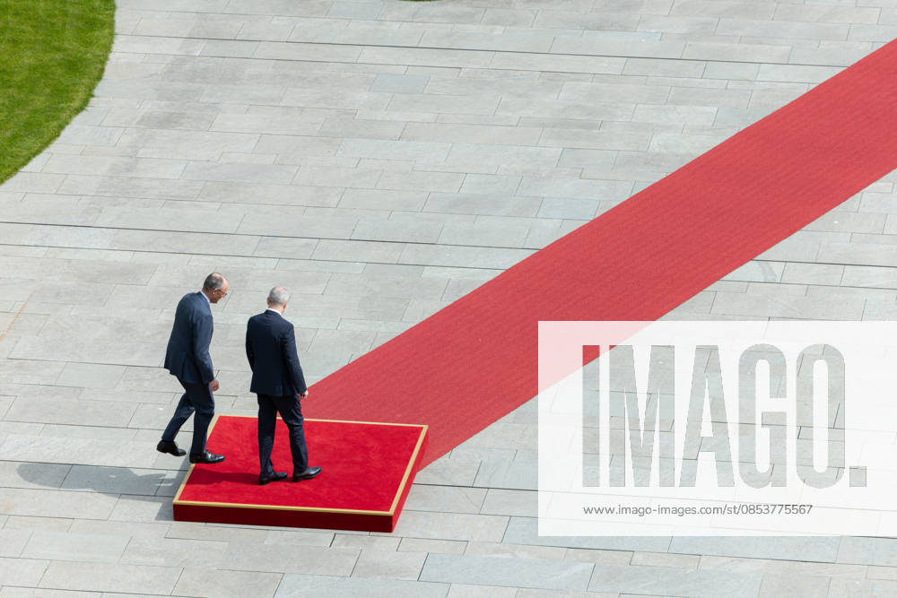 Bundeskanzler Merz empfängt den irischen Taoiseach (Regierungschef von Irland) Micheal Martin mit militärischen Ehren. Deutschland, Berlin am 16. April 2026: Bundeskanzler Friedrich Merz (CDU) begrüßt den Regierungschef von Irland auf dem roten Teppich im Kanzleramt.