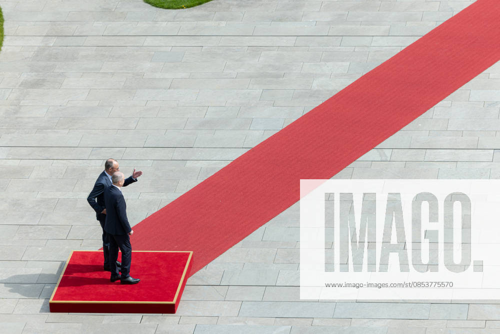 Bundeskanzler Merz empfängt den irischen Taoiseach (Regierungschef von Irland) Micheal Martin mit militärischen Ehren. Deutschland, Berlin am 16. April 2026: Bundeskanzler Friedrich Merz (CDU) begrüßt den Regierungschef von Irland auf dem roten Teppich im Kanzleramt.