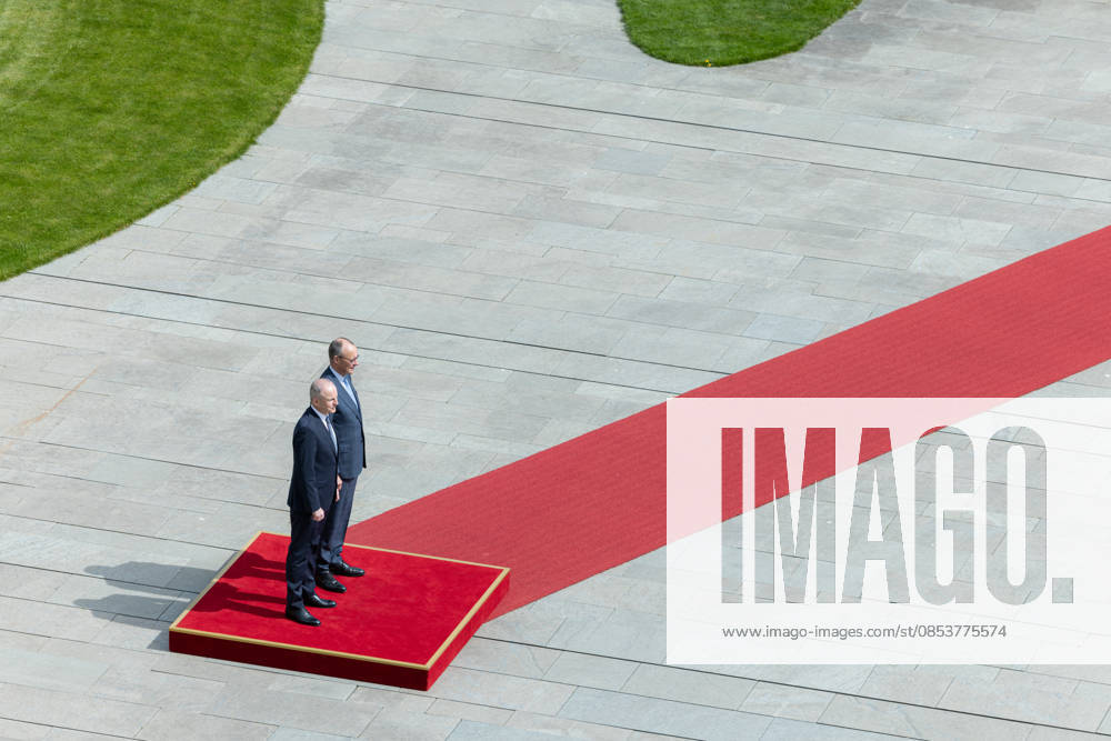 Bundeskanzler Merz empfängt den irischen Taoiseach (Regierungschef von Irland) Micheal Martin mit militärischen Ehren. Deutschland, Berlin am 16. April 2026: Bundeskanzler Friedrich Merz (CDU) begrüßt den Regierungschef von Irland auf dem roten Teppich im Kanzleramt.