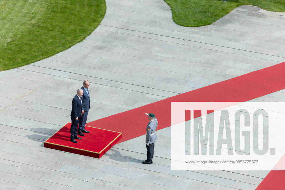 Bundeskanzler Merz empfängt den irischen Taoiseach (Regierungschef von Irland) Micheal Martin mit militärischen Ehren. Deutschland, Berlin am 16. April 2026: Bundeskanzler Friedrich Merz (CDU) begrüßt den Regierungschef von Irland auf dem roten Teppich im Kanzleramt.