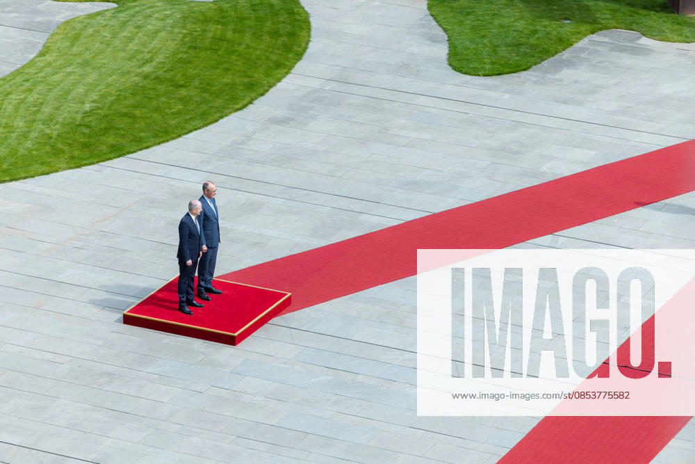 Bundeskanzler Merz empfängt den irischen Taoiseach (Regierungschef von Irland) Micheal Martin mit militärischen Ehren. Deutschland, Berlin am 16. April 2026: Bundeskanzler Friedrich Merz (CDU) begrüßt den Regierungschef von Irland auf dem roten Teppich im Kanzleramt.