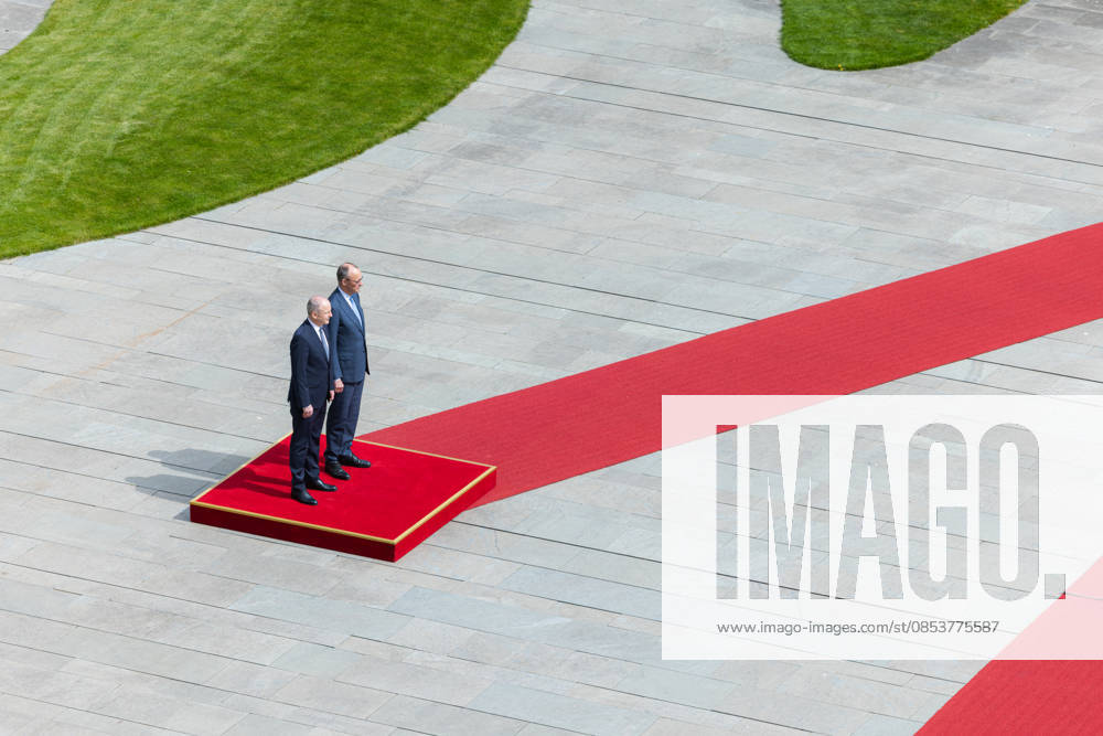 Bundeskanzler Merz empfängt den irischen Taoiseach (Regierungschef von Irland) Micheal Martin mit militärischen Ehren. Deutschland, Berlin am 16. April 2026: Bundeskanzler Friedrich Merz (CDU) begrüßt den Regierungschef von Irland auf dem roten Teppich im Kanzleramt.