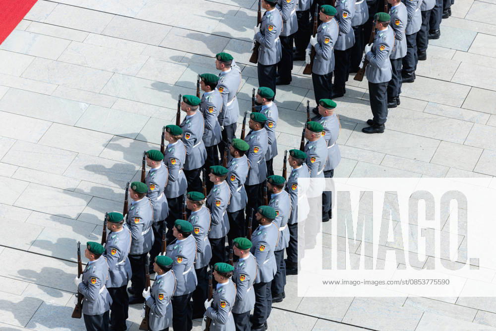 Bundeskanzler Merz empfängt den irischen Taoiseach (Regierungschef von Irland) Micheal Martin mit militärischen Ehren. Deutschland, Berlin am 16. April 2026: Bundeskanzler Friedrich Merz (CDU) begrüßt den Regierungschef von Irland auf dem roten Teppich im Kanzleramt.