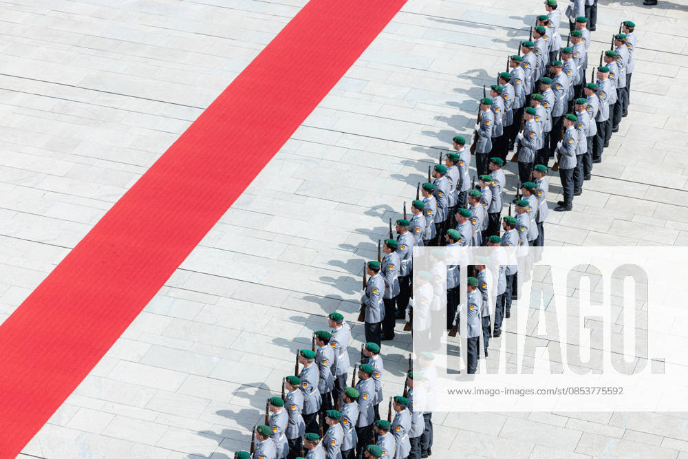 Bundeskanzler Merz empfängt den irischen Taoiseach (Regierungschef von Irland) Micheal Martin mit militärischen Ehren. Deutschland, Berlin am 16. April 2026: Bundeskanzler Friedrich Merz (CDU) begrüßt den Regierungschef von Irland auf dem roten Teppich im Kanzleramt.