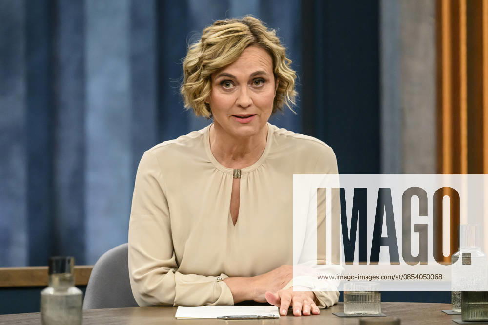 Im Bild v.l.: Caren Miosga, GER, Berlin, Studio, zu Gast bei - Caren Miosga, Polittalk, TV, Format, mit Moderatorin, Das Erste, aus Adlershof - am Studio 20, Thema: Hohe Preise, wenig Zuversicht – wie findet Deutschland aus der Krise? 19.04.2026