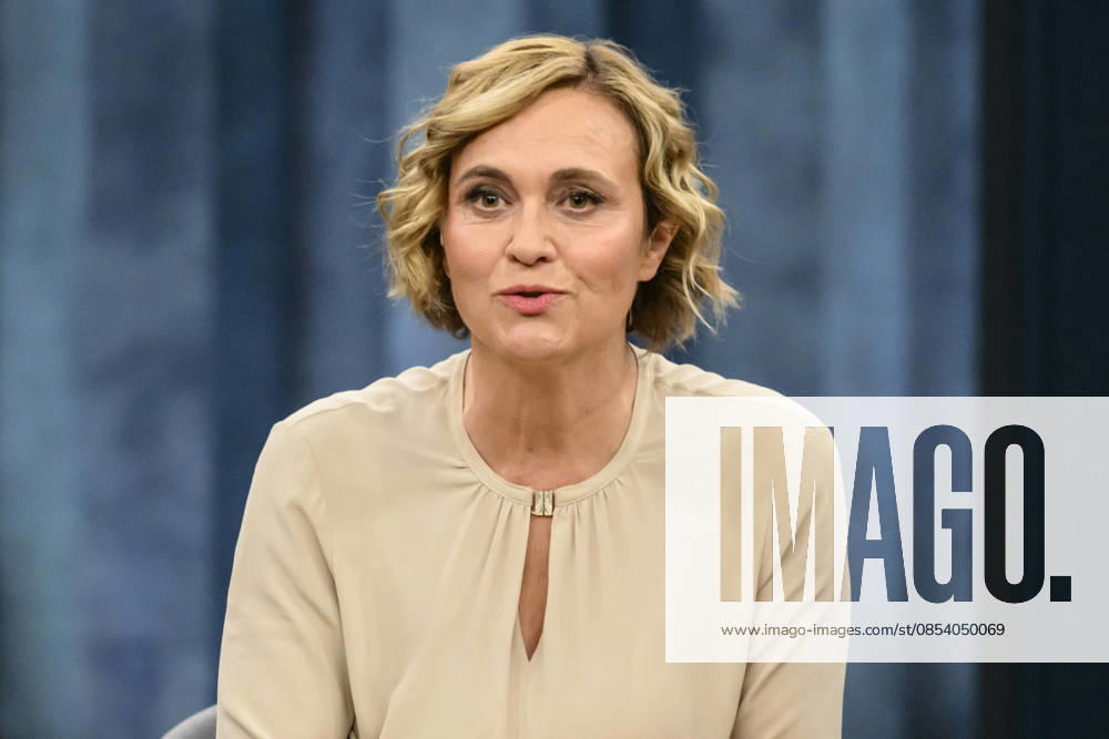 Im Bild v.l.: Caren Miosga, GER, Berlin, Studio, zu Gast bei - Caren Miosga, Polittalk, TV, Format, mit Moderatorin, Das Erste, aus Adlershof - am Studio 20, Thema: Hohe Preise, wenig Zuversicht – wie findet Deutschland aus der Krise? 19.04.2026