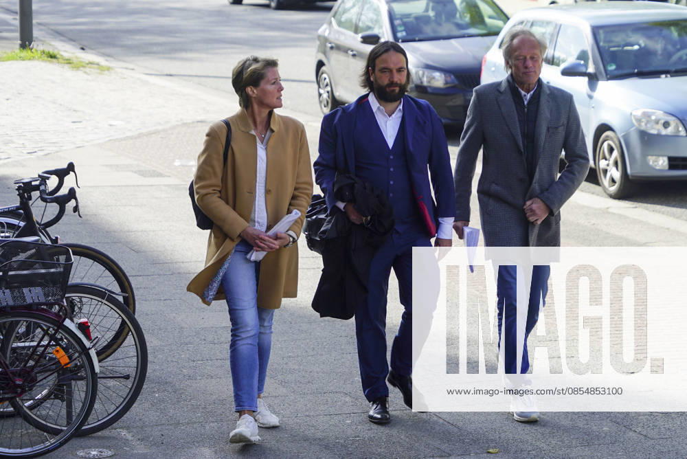 CNTV BLOCK- Gerhard Delling TV Moderator Christina Block Unternehmerin mit ihren Verteidiger Ingo Bott am 27.04.2026 in Hamburg Die Angeklagten und Verteidiger kommen wie immer zu Fuss auf der Strasse zum 46.Verhandlungstag beim Prozess wegen mutmasslicher Kindesentfuehrung im Landgericht Hamburg Strafjustizgebaeude Entfuehrungsfall der Block Kinder Hamburg Deutschland