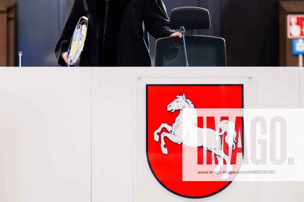 Plädoyers der Staatsanwaltschaft beim Prozess gegen Daniela Klette, die 15 Jahre Haft fordert. Der mutmaßlichen RAF-Terroristin wird versuchter Mord und die Beteiligung an bewaffneten Raubüberfällen vorgeworfen, die in einer umgebauten Reithalle vor dem Landgericht Verden (Aller) in Niedersachsen verhandelt wird. Im Bild: Logo des Bundeslandes Niedersachsen im Gerichtssaal vor Richter Lars Engelke. , Verden Niedersachsen Deutschland -