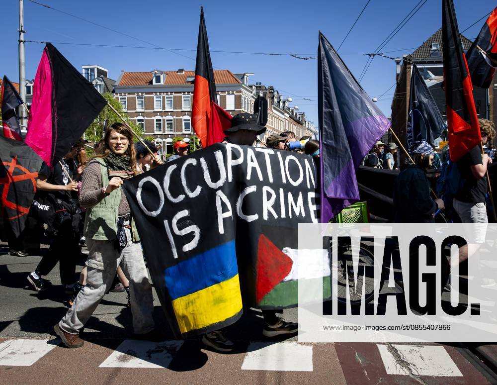 AMSTERDAM - Demonstrators during an FNV march against the coalition agreement on Labour Day. The union believes that Europe is scaling back legislation and regulations that protect workers too much. SEM VAN DER WAL ANP netherlands out - belgium out