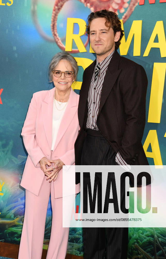 Los Angeles Premiere Of Netflix s Remarkably Bright Creatures - Arrivals LOS ANGELES, CALIFORNIA - APRIL 30: (L-R) Sally Field and Lewis Pullman attend the Los Angeles Premiere of Netflix s Remarkably Bright Creatures at the Netflix Tudum Theater on April 30, 2026 in Los Angeles, California., Credit:Jeffrey Mayer Avalon United States, CA, Los Angeles, Netflix Tudum Theater