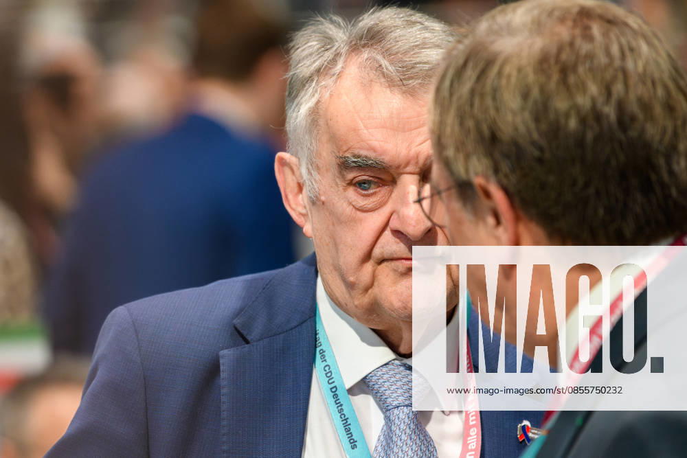 Herbert Reul (CDU). 20.02.2026, Der Innenminister des Landes Nordrhein-Westfalen und Mitglied des Bundesrates vor Beginn des Parteitags im Gespräch mit Armin Laschet. Der 38. Parteitag der CDU Deutschlands findet am 20. und 21. Februar 2026 in der Messe Stuttgart statt. Auf der Tagesordnung steht mit der Wahl des Bundesvorstands die personelle Ausrichtung der Union. Ebenso die inhaltliche Positionierung der Christdemokraten. Stuttgart Baden-Württemberg Deutschland