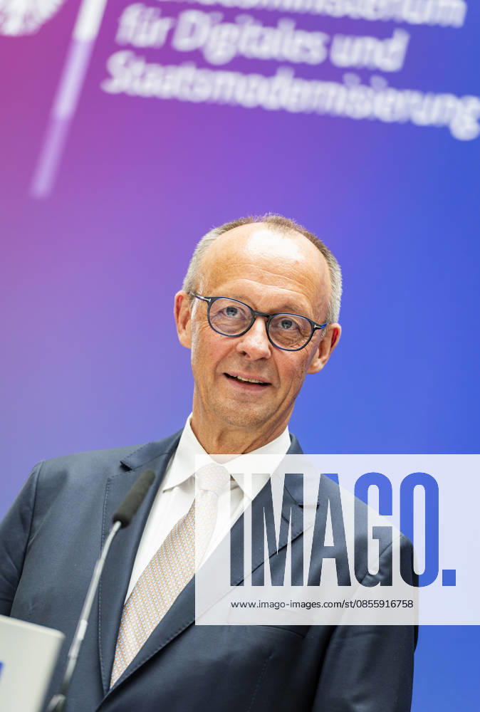 Friedrich Merz EUR, Deutschland, Berlin, 07.05.2026: Grußwort des Bundeskanzler Friedrich Merz (CDU) auf der Festveranstaltung des Bundesministeriums für Digitales und Staatsmodernisierung anlässlich des einjährigen Bestehen. In Anwesenheit von Karsten Wildberger (CDU), Bundesminister für Digitalisierung und Staatsmodernisierung. Gemeinsamer Besuch der Aussteller.