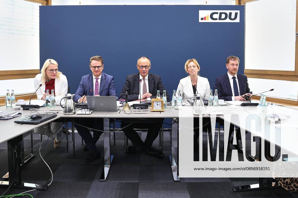 Berlin, Deutschland, 18.05.2026: Konrad-Adenauer-Haus: CDU-Bundesvorstandssitzung: L-R: Stv. Generalsekretärin Christina Stumpp (CDU), Generalsekretär Carsten Linnemann (CDU), Bundeskanzler Friedrich Merz (CDU), Bundesministerin für Bildung, Familie, Senioren, Frauen und Jugend Karin Prien (CDU), Ministerpräsident von Sachsen Michael Kretschmer (CDU)