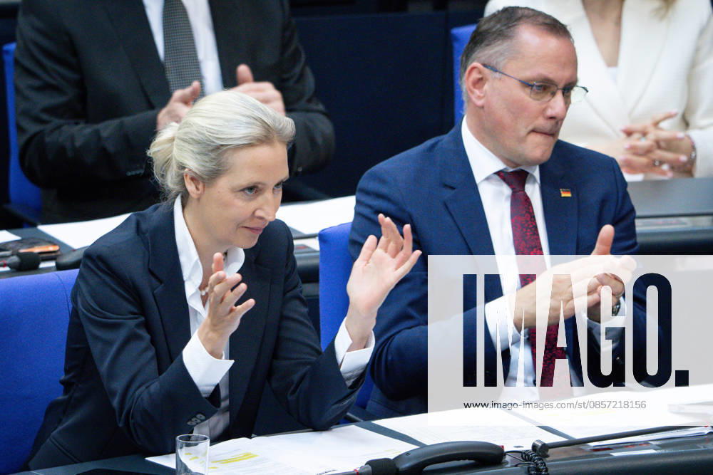 Deutscher Bundestag, 80. Plenarsitzung Alice Weidel (AfD) gemeinsam mit Tino Chrupalla (AfD) klatschend im Plenum bei der 80. Sitzung des Deutschen Bundestag in Berlin, 21.05.2026 Berlin Berlin Deutschland