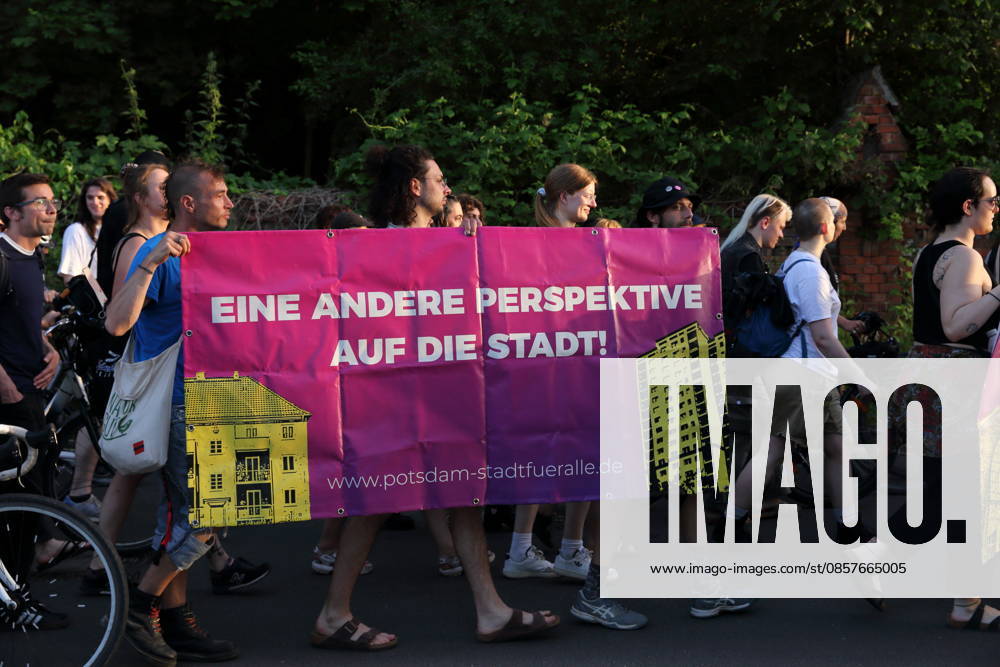 Demonstranten laufen mit Banner Eine andere Perspektive auf die Stadt! Stadt für alle in der Straße Alter Tornow auf der Halbinsel Hermannswerder während einer Demonstration gegen die Räumung des ehemals besetzten Hauses Tornowstraße 40, Potsdam, 26. Mai 2026. Hausbesetzer-Demo in Potsdam