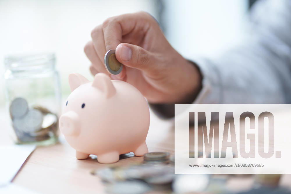 Geld sparen für die private Finanzplanung, Buchhaltung und Finanzplanung Coin saved in piggy bank for personal finance, budgeting, accounting, and money management. (License=RF) ,model released, Symbolfoto