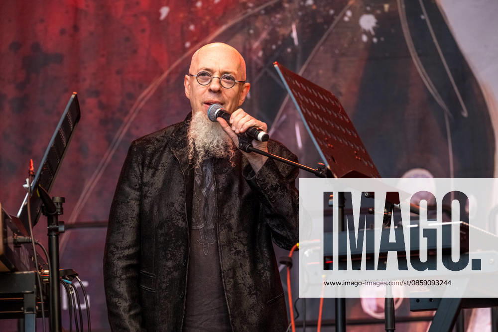 Leipzig, Deutschland, 13. Juni 2026: Jordan Rudess, Keyboarder der US-amerikanischen Progressive-Metal-Band Dream Theater, tritt beim Bachfest Leipzig auf der BachStage am Markt auf. Der Musiker präsentierte sein Programm Bach Reimagined, das Werke von Johann Sebastian Bach mit modernen Klängen und Improvisationen verbindet. Jordan Rudess Leipzig