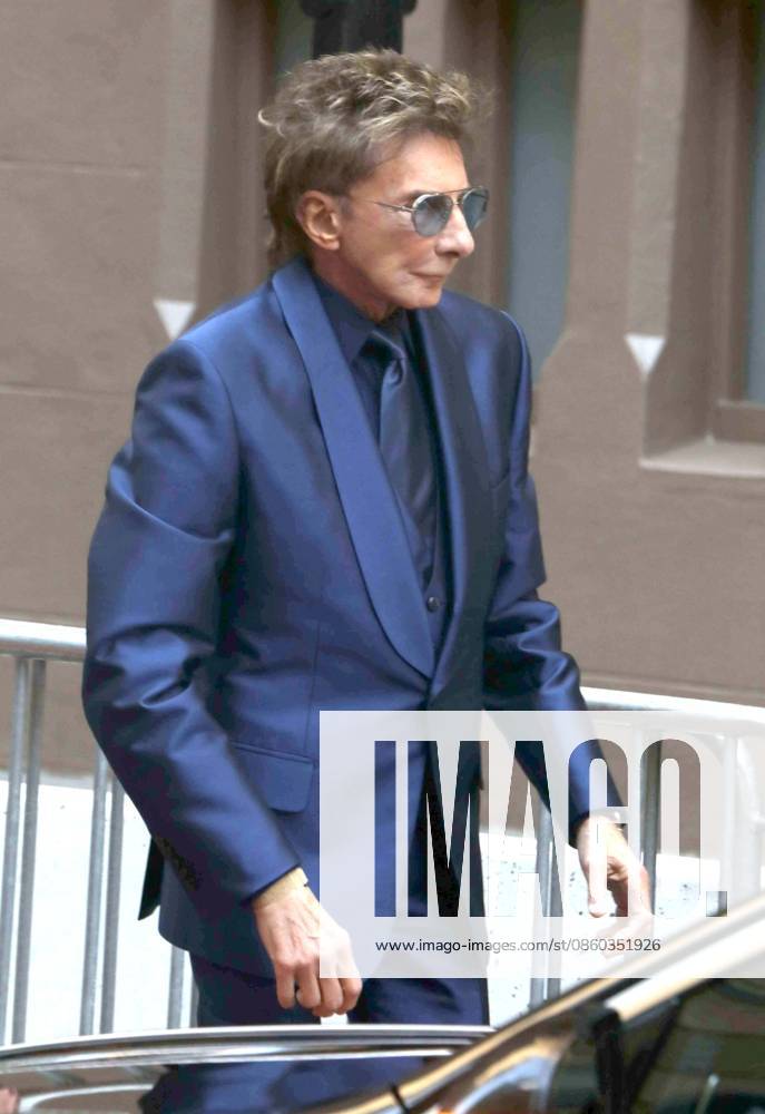 Singer BARRY MANILOW seen at music mogul Clive Davis s Funeral held at Central Synagogue in midtown Manhattan. New York USA - ZUMAk03_ 20260629_zaf_k03_041