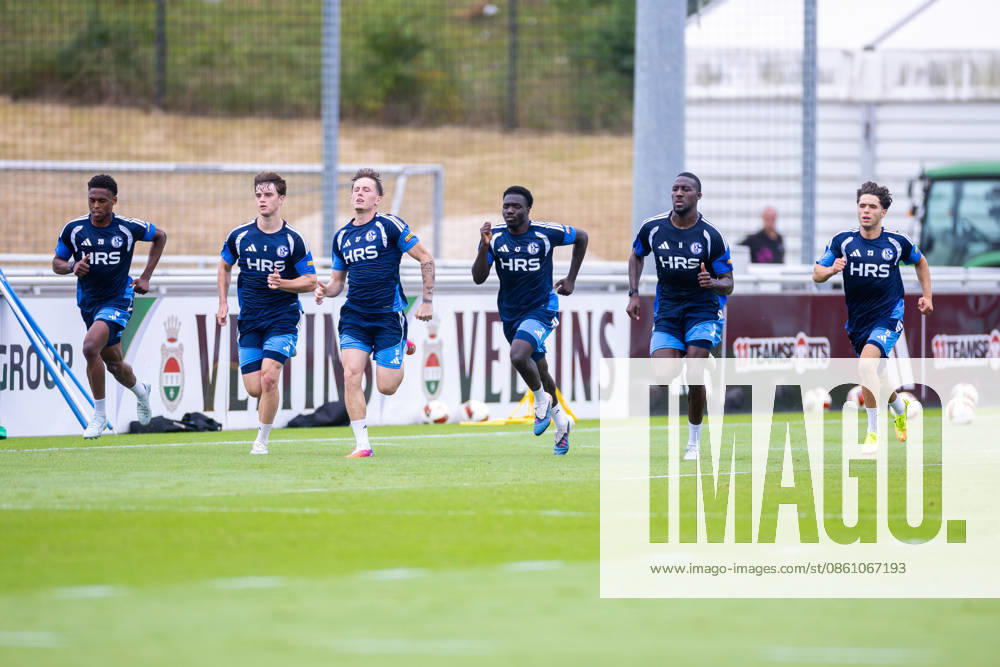 Fussball, Training des FC Schalke 04. v. l. Junior Adamu (FC Schalke 04), Dylan Leonard (FC Schalke 04), Max Grüger (FC Schalke 04), Zaid Tchibara (FC Schalke 04), Bryan Lasme (FC Schalke 04), Soufiane El-Faouzi (FC Schalke 04). Gelsenkirchen Trainingsgelände FC Schalke 04 NRW Deutschland xRHR-FOTO YYx