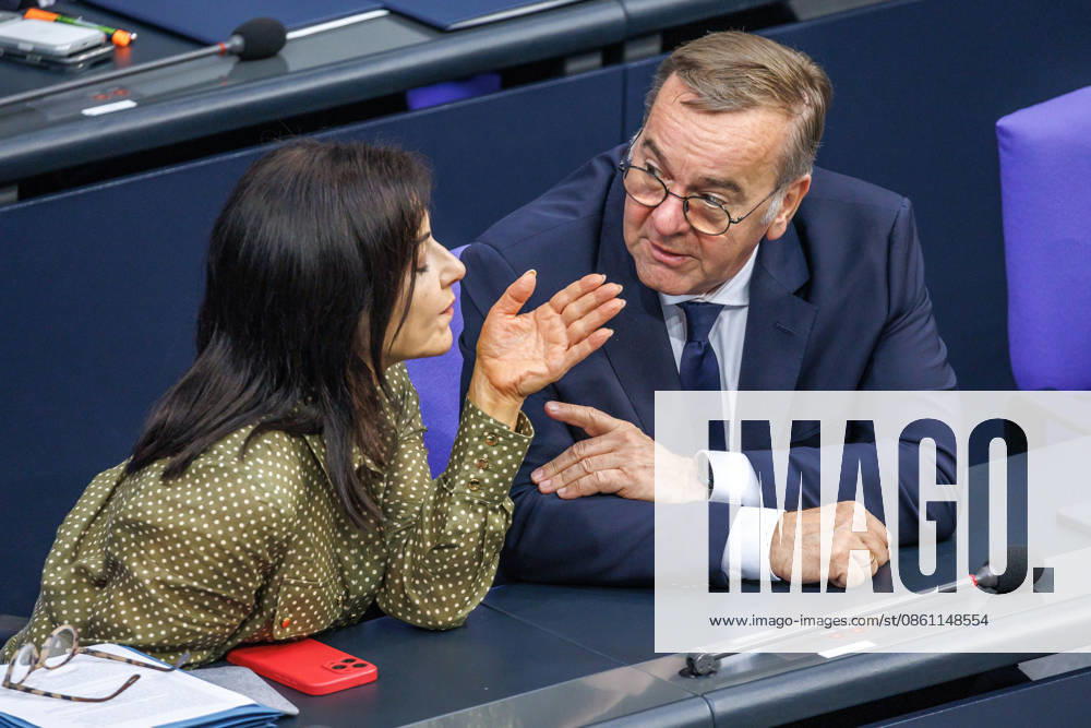Bundestag Katherina Reiche (CDU), Bundesministerin fuer Wirtschaft und Energie und Boris Pistorius (SPD), Bundesminister der Verteidigung, im Deutschen Bundestag am 09.07.26 in Berlin. Berlin Berlin Deutschland Bundestag