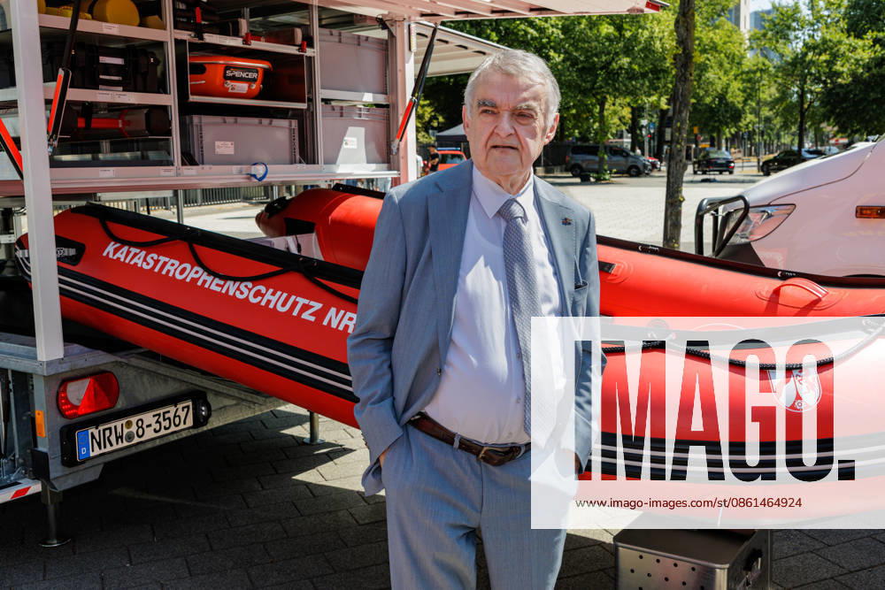 Düsseldorf. NRW-Innenminister Herbert Reul präsentiert Fahrzeuge und Materialien, die im Kontext des Hochwasserschutzes beschafft wurden. Fünf Jahre nach der Hochwasserkatastrophe stärkt das Land Nordrhein-Westfalen weiter seinen Katastrophenschutz. Düsseldorf Horionplatz Nordrhein-Westfalen Deutschland