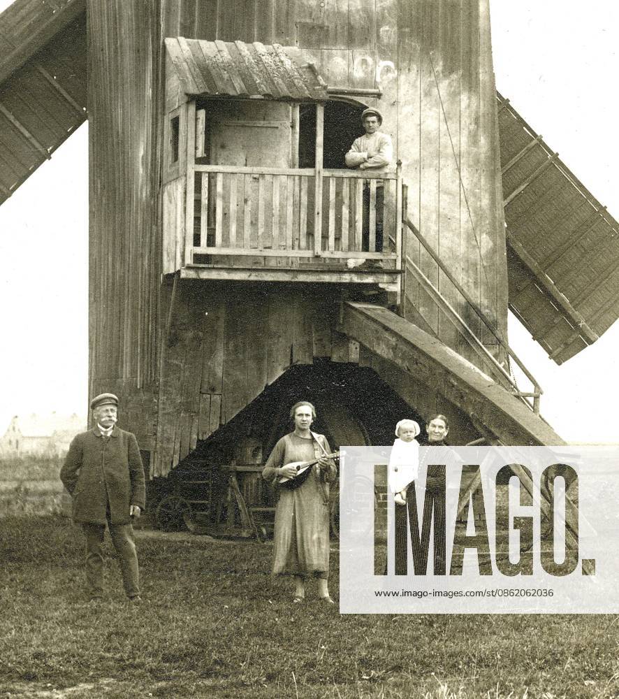 Wandervogel, Lebensreform, Frau mit Laute, Windmühle 19. Jahrhundert, Alte Windmühle aus Holz mit Menschen im Vordergrund, ländliche Atmosphäre und historische Kleidung, um 1924 Wandervogel, Lebensreform, woman with lute, 19th century windmill, old wooden windmill with people in the foreground, rural atmosphere and historic clothing, around 1924